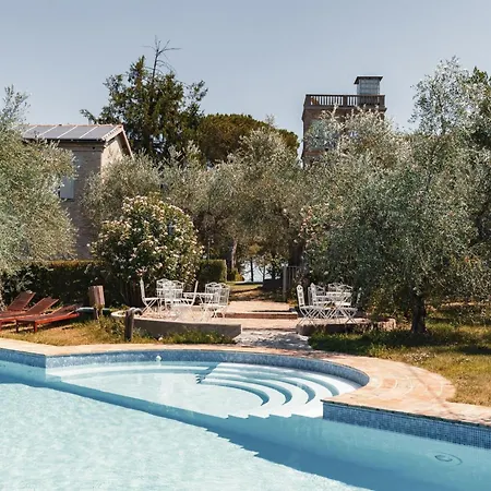 Mit Garten Und Schwimmbad In Den Huegeln Der By Interhome アパート ペザロ